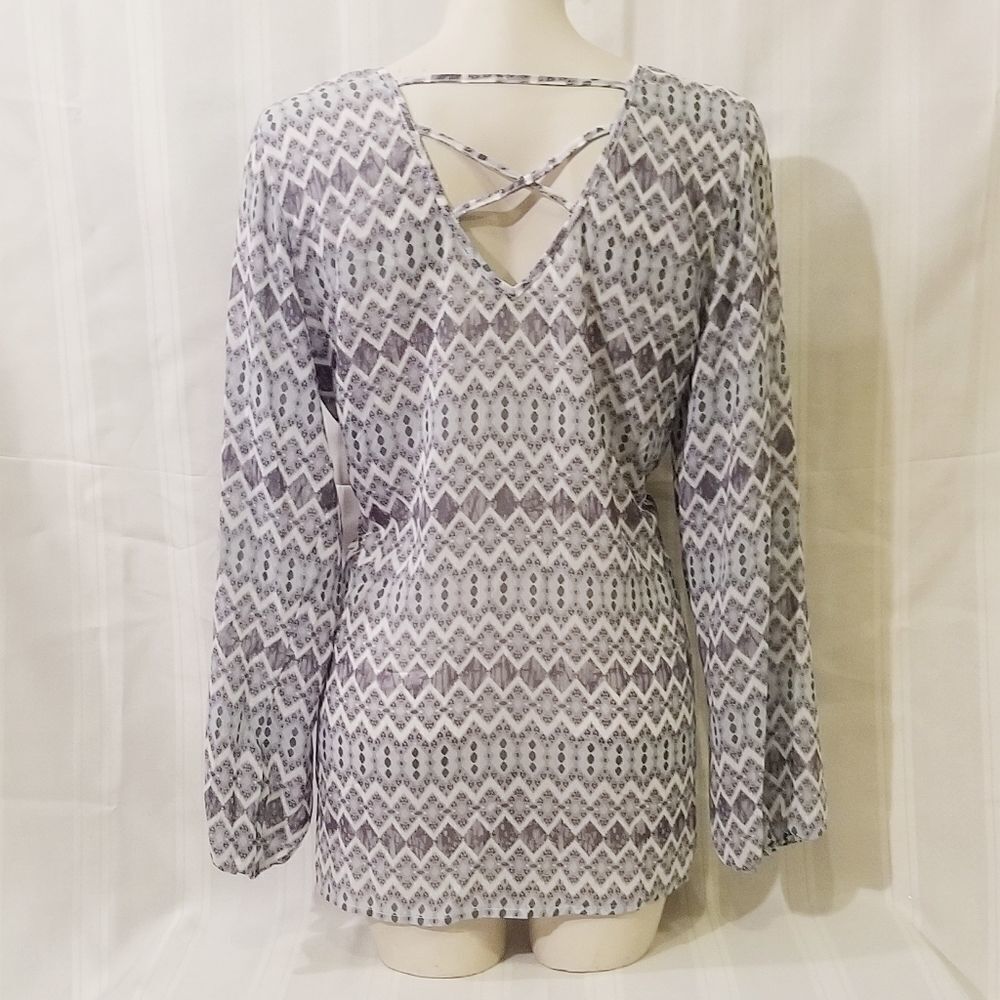 ‎Studio Y Geometric Pattern Ladies Peasant Blouse - Picture 3 of 8